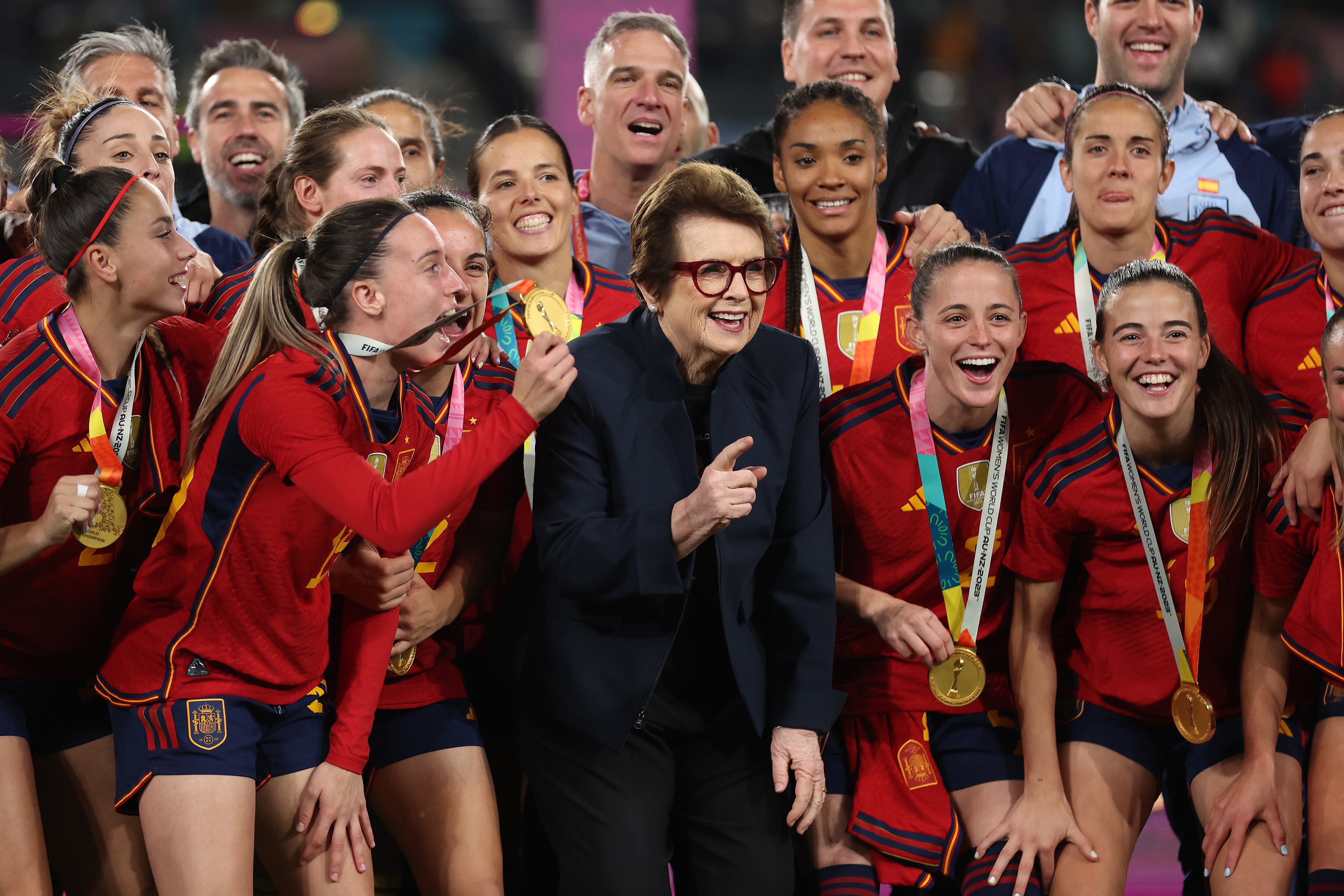 Las jugadoras de la selección española, junto a la extenista, tras ganar el Mundial.