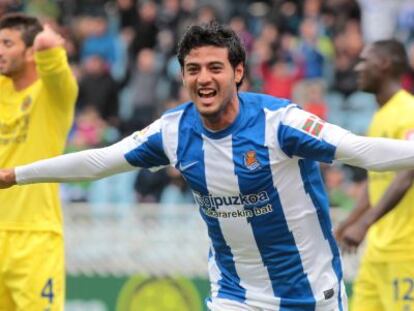 El delantero Carlos Vela celebra un gol conseguido con la Real Sociedad en 2012.