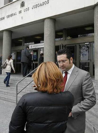 Una testigo, junto al portavoz de la familia de Luisito.