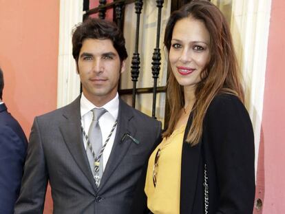 El torero Cayetano Rivera y su esposa, la modelo y presentadora Eva Gonz&aacute;lez, el pasado mes de abril en Sevilla.