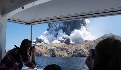 Nuvem de cinza sobre o vulcão Whakaari, no nordeste da Nova Zelândia, vista de um navio.