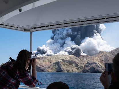 Nuvem de cinza sobre o vulcão Whakaari, no nordeste da Nova Zelândia, vista de um navio.