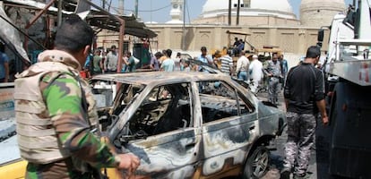 La polic&iacute;a iraqu&iacute; vigila la zona donde estall&oacute; un coche bomba el pasado domingo en Bagdad.