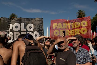 Manifestantes reunidos alrededor de las pancartas del Polo Obrero y el Partido Obrero en la Plaza de Mayo de Buenos Aires, este miércoles 20 de diciembre.