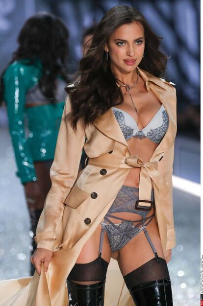 Durante el desfile de Victoria´s Secret Irina Shayk intentó disimular los cambios que ha sufrido su cuerpo.