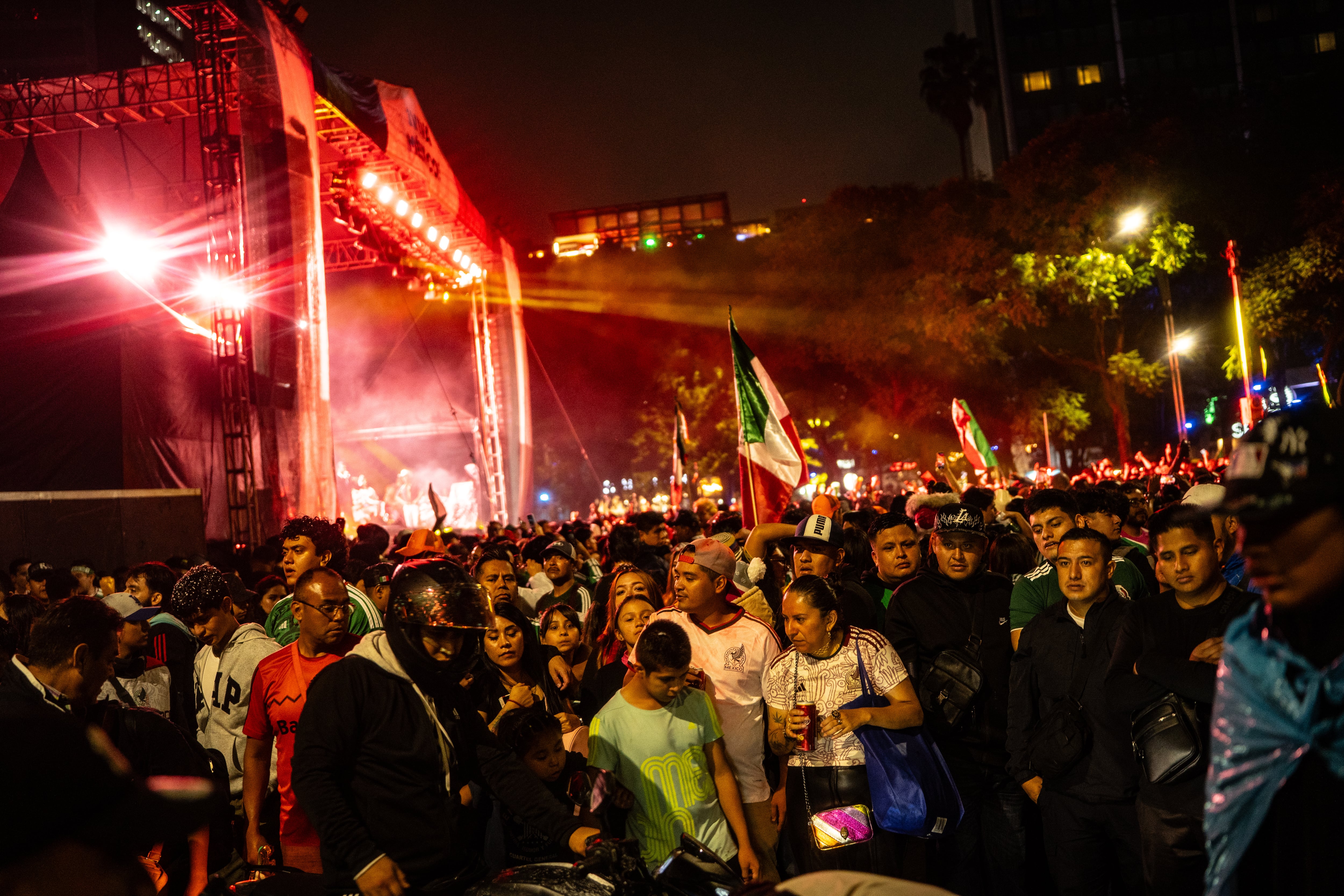 Aficionados festejan el triunfo de México en el Ángel de la Independencia, en Ciudad de México, el 18 de junio.