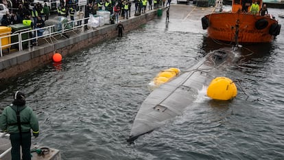 Efectivos de la Guardia Civil y Aduanas proceden con las maniobras de rescate de reflote del narcosubmarino encontrado en la ria de Pontrevedra, en noviembre de 2019.