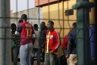 Inmigrantes a las puertas del centro de estancia temporal de Melilla.