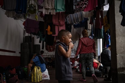 Un niño recorre uno de los patios de la parroquia. 