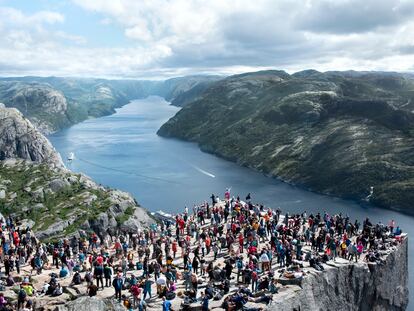 'Preikestolen, Noruega 2022. Time lapse de 1h30'. Una de las imágenes de Natacha de Mahieu de su proyecto 'Theatre of Authenticity'. Su objetivo  es visibilizar una forma de turismo de masas que es 'invisible' porque se extiende en el tiempo. La idea de esta serie es mostrar el impacto individual de cada turista en el entorno natural y el papel de las redes sociales en las tendencias turísticas.