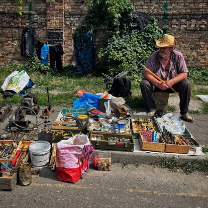 The market does not attract many visitors.