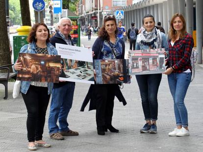 Vecinos que han participado en el proyecto Fotovoz sostienen imágenes que han tomado para ilustrar los problemas y las fortalezas de sus barrios a través del entorno alimentario. La primera por la derecha es Leyre Gravina, investigadora y coordinadora del experimento.