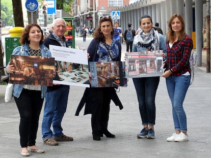 Vecinos que han participado en el proyecto Fotovoz sostienen imágenes que han tomado para ilustrar los problemas y las fortalezas de sus barrios a través del entorno alimentario. La primera por la derecha es Leyre Gravina, investigadora y coordinadora del experimento.
