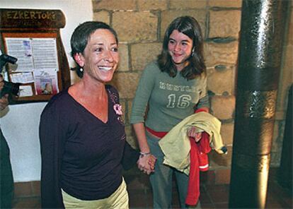 Esozi Leturiondo, viuda de Mario Onaindía, y su hija Nora, en Zarautz, junto a la escultura de José Antonio Legorburu en homenaje al político.