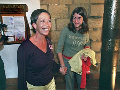 Esozi Leturiondo, viuda de Mario Onaindía, y su hija Nora, en Zarautz, junto a la escultura de José Antonio Legorburu en homenaje al político.