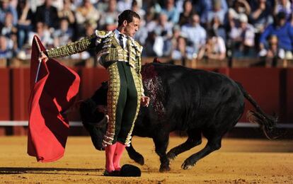 Pepe Moral, durante su faena del lunes en la Maestranza de Sevilla. 