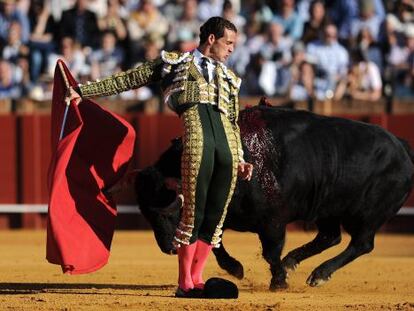 Pepe Moral, durante su faena del lunes en la Maestranza de Sevilla. 