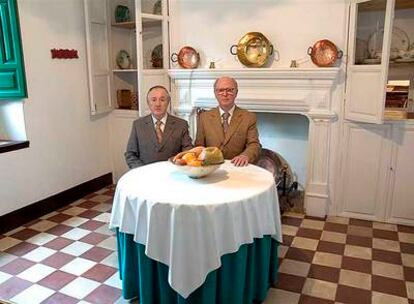 Los artistas británicos Gilbert & George, en la cocina de la casa de la familia de Federico García Lorca.