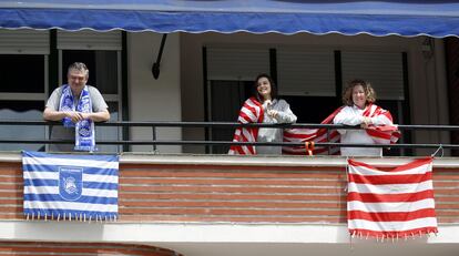 Aficionados de la Real y el Athletic, con banderas en los balcones hace unos días.