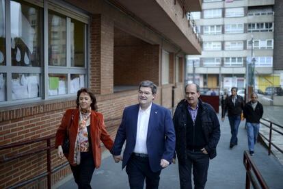 Juan Mari Aburto, junto a su esposa, se dirige a votar a un colegio de Deusto.