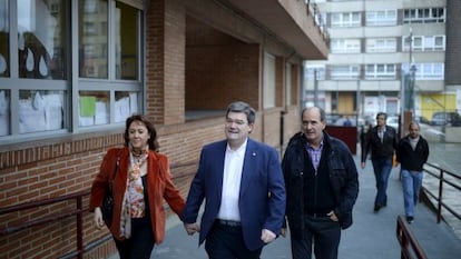 Juan Mari Aburto, junto a su esposa, se dirige a votar a un colegio de Deusto.