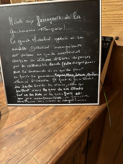 Cartel en el que Veyrat arremete contra la Guía Michelin. Imagen proporcionada por el restaurante.