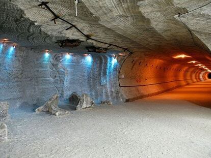 Mina de sal de Solotvyno, en Ucrania, cuya atmósfera salina favorece el tratamiento del asma bronquial, enfermedades pulmonares y otras dolencias. A más de 300 metros bajo tierra, los pacientes respiran sentados o tumbados entre las relucientes paredes de esta resplandeciente gruta de piedra.