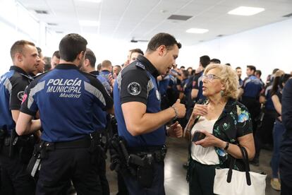 La alcaldesa de Madrid, Manuela Carmena, con un grupo de policías municipales.