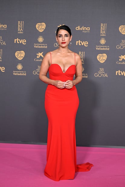 Inma Cuesta apostó por un vestido rojo de Alicia Rueda y joyas de Messika.