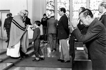 El dictador Jorge Rafael Videla reza durante un servicio religioso en 1981.