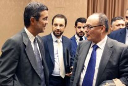 El gobernador del Banco de España, Luis María Linde, conversa con el secretario de Estado de Economía y Apoyo a la Empresa, Fernando Jiménez Latorre, tras comparecer en la Comisión de Presupuestos del Congreso de los Diputados.