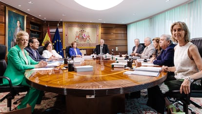 Pleno del Constitucional, reunido este lunes para la deliberación sobre los recursos a la ley de amnistía.