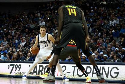 Doncic trata de sortear la defensa de los Hawks.