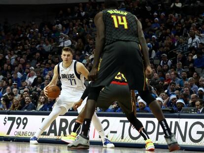 Doncic trata de sortear la defensa de los Hawks.