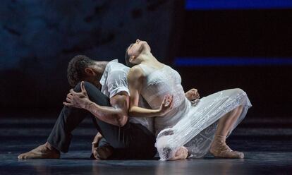 Los bailarines Rashaen Arts y Cassie Martín del Ballett de Düsseldorf.