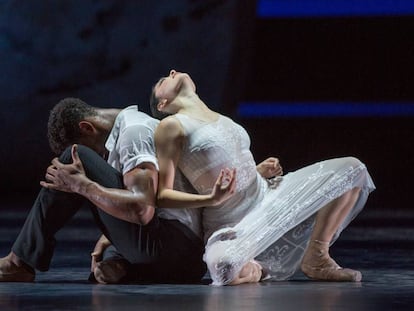 Los bailarines Rashaen Arts y Cassie Martín del Ballett de Düsseldorf.