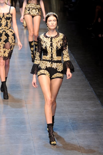 Este conjunto en dorado y negro es un dise?o de Dolce & Gabbana.