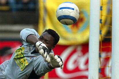 El portero del Espanyol, Carlos Kameni, detiene un tiro durante el encuentro con el Villareal.