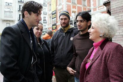 Juan Diego Botto conversa con Estela de Carlotto, presidenta de Abuelas de Plaza de Mayo; detrás, Benjamín Ávila (en el centro) y dos hijos de desaparecidos recuperados por la asociación citada.