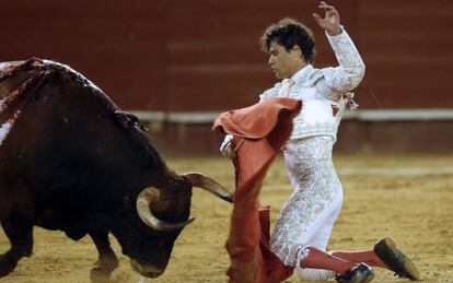 Miguel Abell&aacute;n dando un pase con muleta su primer toro, anoche.