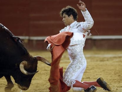 Miguel Abellán dando un pase con muleta su primer toro, anoche.