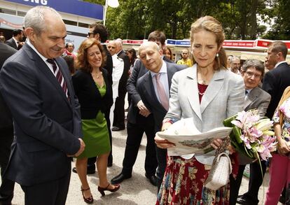 La infanta Elena sujeta un suplemento de Babelia acompañada del ministro de Educación, José Ignacio Wert, en presencia del director del diario EL PAÍS, Antonio Caño y de Berna González Harbour, responsable de Babelia.