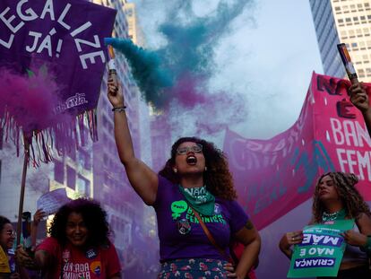 Mujeres protestan a favor del aborto en Brasil