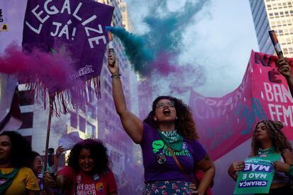 Mujeres protestan a favor del aborto en Brasil