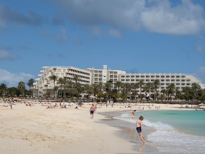 Turistas en la playa cercana al Hotel Riu Oliva Beach