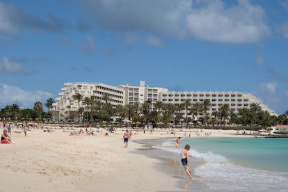 Turistas en la playa cercana al Hotel Riu Oliva Beach