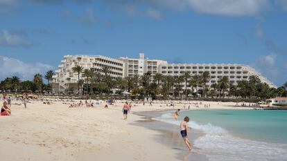 Turistas en la playa cercana al Hotel Riu Oliva Beach