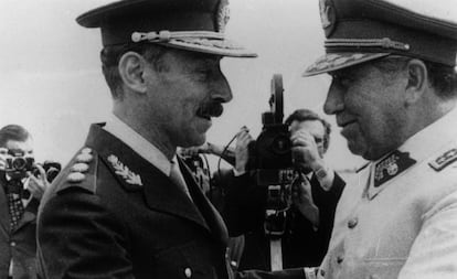 Saludo entre los dictadores de Argentina, Jorge Rafael Videla (izquierda), y Chile, Augusto Pinochet.