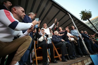 Taty Almeida, una de las Madres de la Plaza de Mayo y el premio Nobel de la Paz, Adolfo Pérez Esquivel, hablan frente a la multitud reunida.