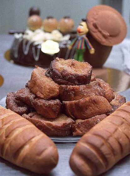 Dulces propios de Semana Santa como las torrijas y los huevos de Pascua en el Horno Madrid, en la calle Aristóteles 10.